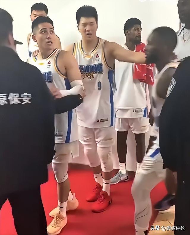 世界杯客户端升级说明-山西现场球迷对北京球员吐口水引热议！陈盈骏妻子怒斥不文明行为