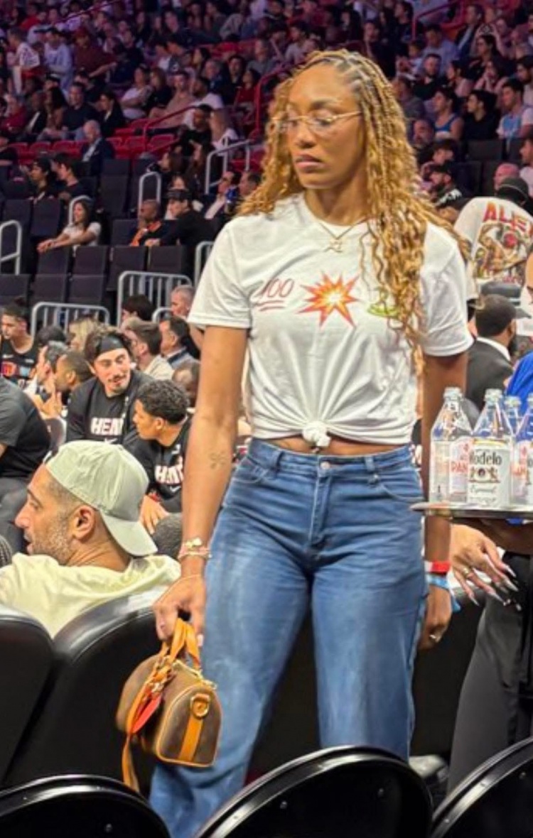 世界杯客户端升级说明-声援男友！阿贾·威尔逊穿趣味T恤：张伯伦、阿德巴约、科比