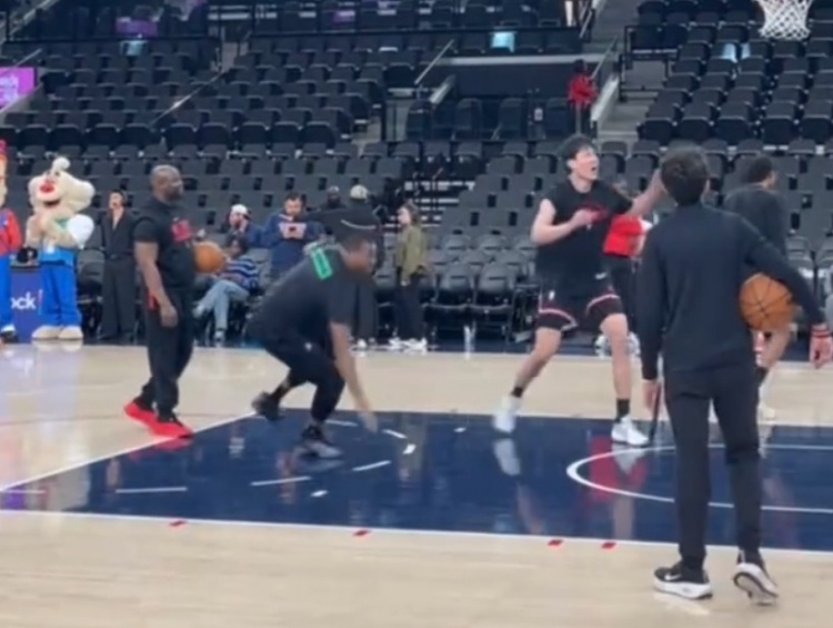 世界杯比赛在线观看地址-身体对抗有提升？杨瀚森赛前热身时撞倒黑人助教